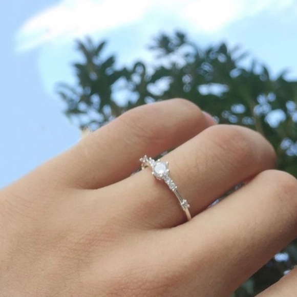White Gold ring 18k. Size 7. Dainty ring. Comes in 18K white gold - Picture 4 of 6